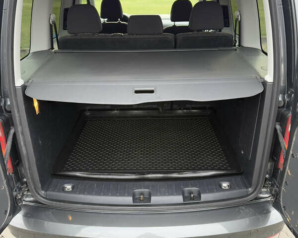 Серый Фольксваген Кадди, объемом двигателя 2 л и пробегом 187 тыс. км за 17900 $, фото 92 на Automoto.ua