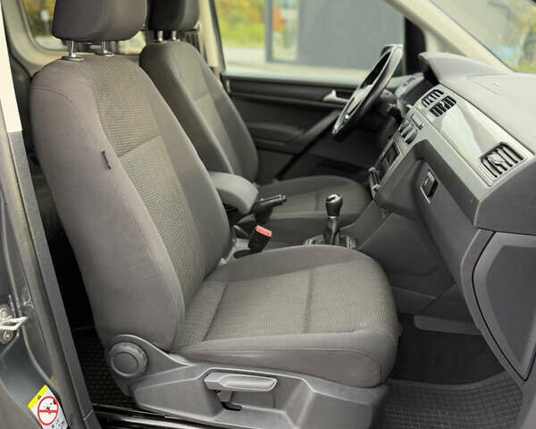 Серый Фольксваген Кадди, объемом двигателя 2 л и пробегом 187 тыс. км за 17900 $, фото 62 на Automoto.ua