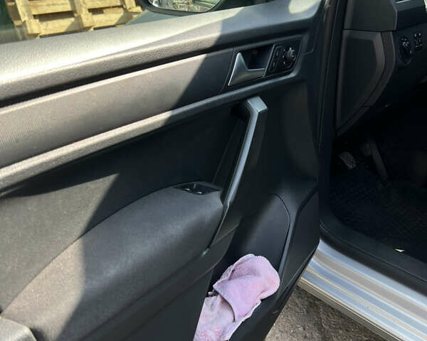 Серый Фольксваген Кадди, объемом двигателя 1.97 л и пробегом 283 тыс. км за 21000 $, фото 19 на Automoto.ua