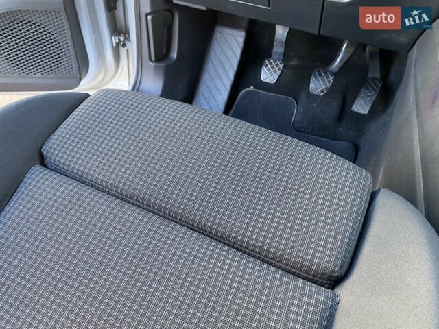 Серый Фольксваген Кадди, объемом двигателя 1.97 л и пробегом 256 тыс. км за 21900 $, фото 44 на Automoto.ua