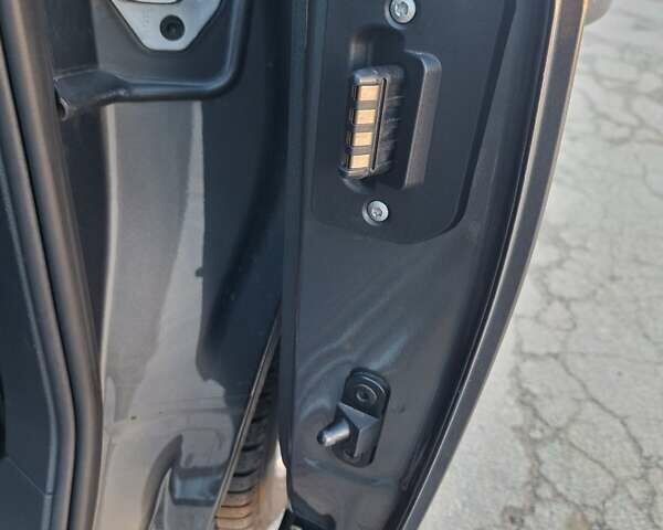 Серый Фольксваген Кадди, объемом двигателя 2 л и пробегом 147 тыс. км за 27500 $, фото 2 на Automoto.ua