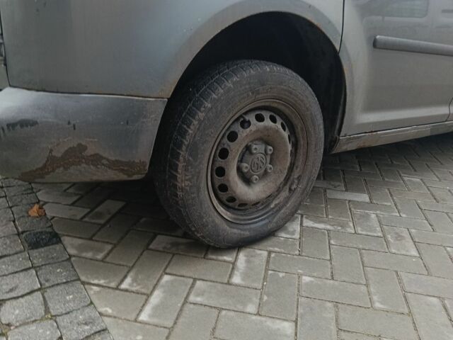 Серый Фольксваген Кадди, объемом двигателя 1.2 л и пробегом 400 тыс. км за 6500 $, фото 6 на Automoto.ua