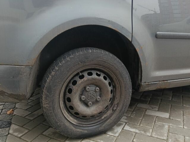 Серый Фольксваген Кадди, объемом двигателя 1.2 л и пробегом 400 тыс. км за 6500 $, фото 5 на Automoto.ua