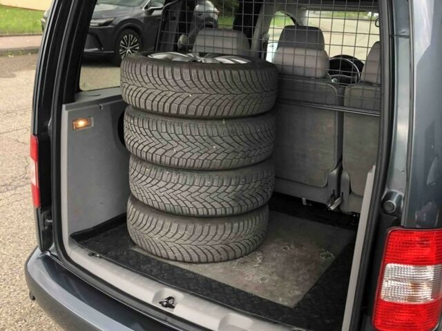 Серый Фольксваген Кадди, объемом двигателя 1.9 л и пробегом 200 тыс. км за 3500 $, фото 7 на Automoto.ua