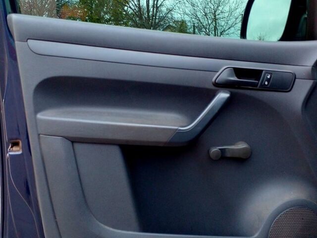 Синий Фольксваген Кадди, объемом двигателя 1.6 л и пробегом 218 тыс. км за 11000 $, фото 6 на Automoto.ua