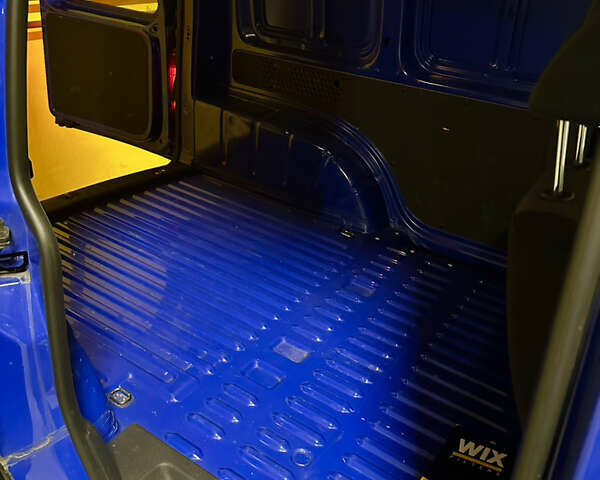 Синий Фольксваген Кадди, объемом двигателя 1.97 л и пробегом 123 тыс. км за 13300 $, фото 7 на Automoto.ua