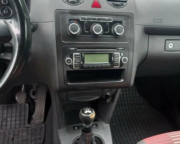 Синий Фольксваген Кадди, объемом двигателя 1.6 л и пробегом 250 тыс. км за 9200 $, фото 11 на Automoto.ua