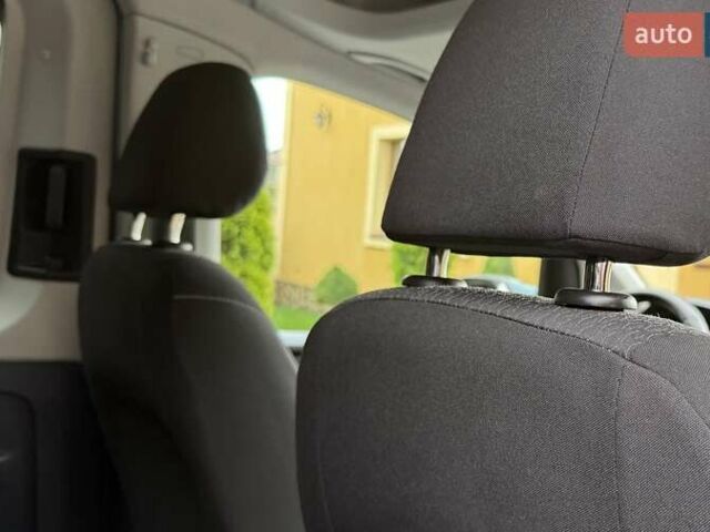 Синій Фольксваген Кадді, об'ємом двигуна 2 л та пробігом 239 тис. км за 16750 $, фото 107 на Automoto.ua