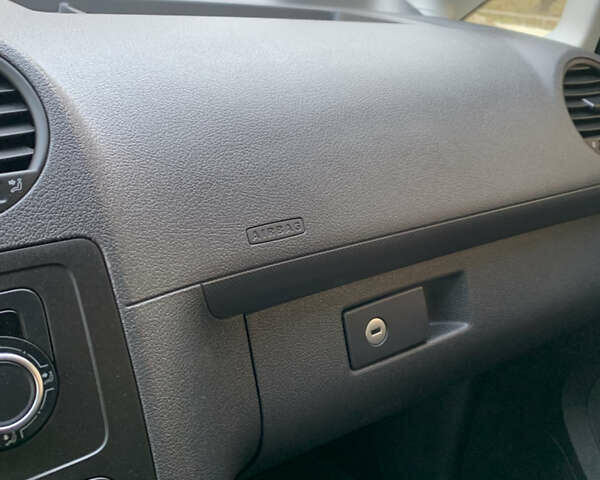 Зеленый Фольксваген Кадди, объемом двигателя 1.6 л и пробегом 267 тыс. км за 11450 $, фото 37 на Automoto.ua