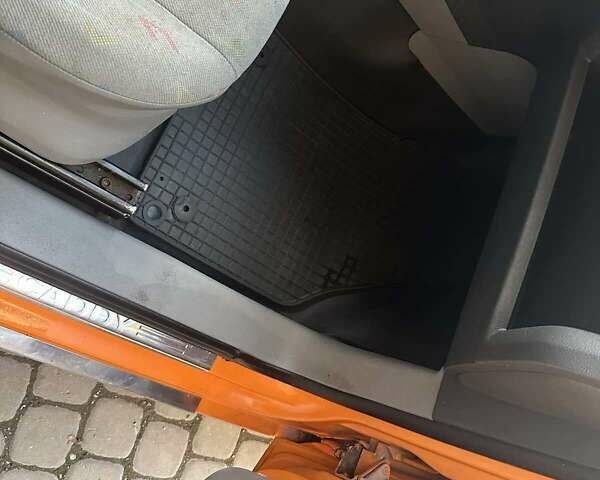 Оранжевый Фольксваген Кадди, объемом двигателя 1.9 л и пробегом 238 тыс. км за 5900 $, фото 8 на Automoto.ua