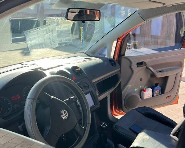 Оранжевый Фольксваген Кадди, объемом двигателя 1.9 л и пробегом 270 тыс. км за 6000 $, фото 6 на Automoto.ua