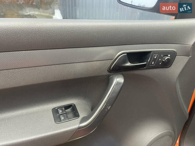 Оранжевый Фольксваген Кадди, объемом двигателя 1.6 л и пробегом 280 тыс. км за 10600 $, фото 10 на Automoto.ua