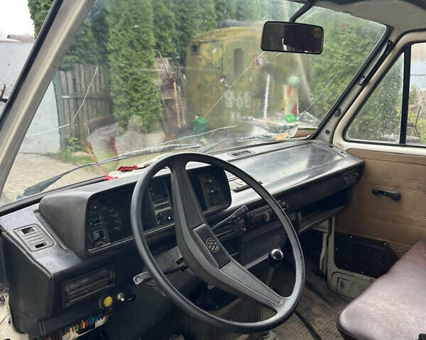 Білий Фольксваген Каравелла, об'ємом двигуна 1.6 л та пробігом 380 тис. км за 800 $, фото 5 на Automoto.ua