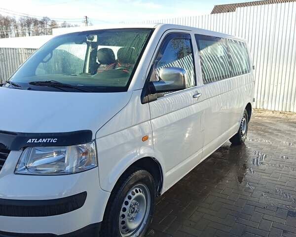 Белый Фольксваген Каравелла, объемом двигателя 2.5 л и пробегом 280 тыс. км за 7800 $, фото 2 на Automoto.ua