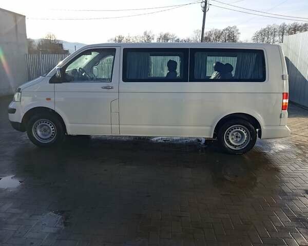 Белый Фольксваген Каравелла, объемом двигателя 2.5 л и пробегом 280 тыс. км за 7800 $, фото 1 на Automoto.ua