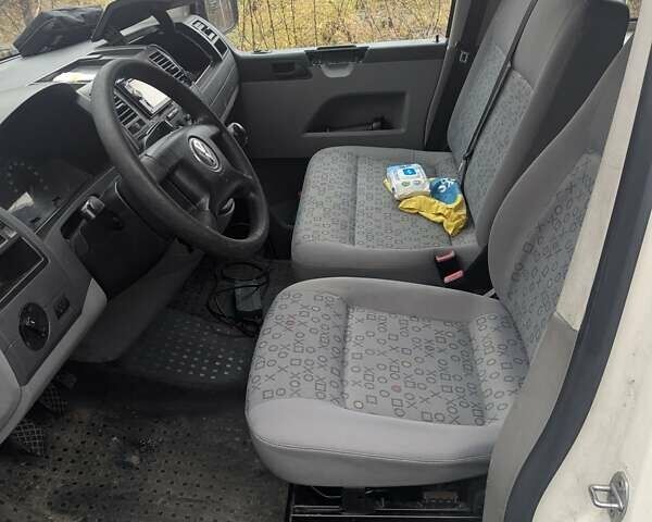 Белый Фольксваген Каравелла, объемом двигателя 2.5 л и пробегом 370 тыс. км за 6000 $, фото 4 на Automoto.ua