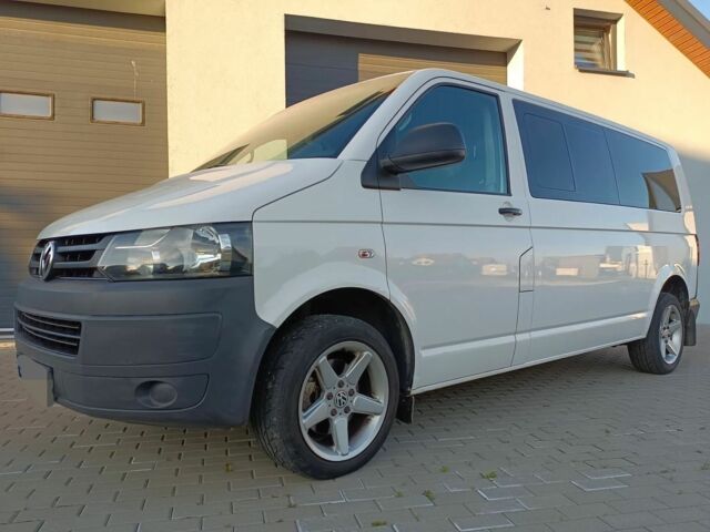 Белый Фольксваген Каравелла, объемом двигателя 2 л и пробегом 208 тыс. км за 8200 $, фото 3 на Automoto.ua