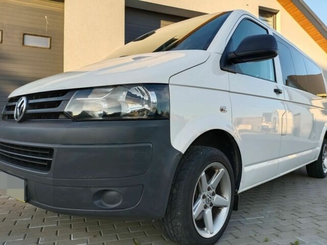 Белый Фольксваген Каравелла, объемом двигателя 2 л и пробегом 208 тыс. км за 8200 $, фото 1 на Automoto.ua