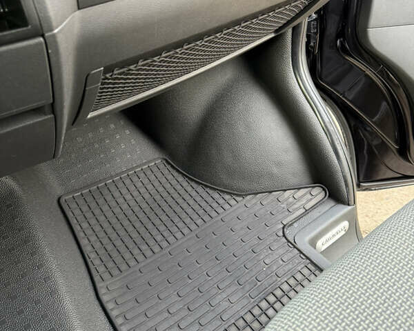 Черный Фольксваген Каравелла, объемом двигателя 1.98 л и пробегом 210 тыс. км за 25900 $, фото 70 на Automoto.ua