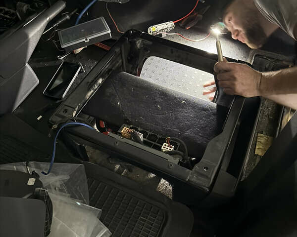 Черный Фольксваген Каравелла, объемом двигателя 1.98 л и пробегом 210 тыс. км за 25900 $, фото 48 на Automoto.ua