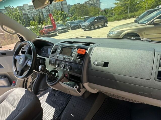 Черный Фольксваген Каравелла, объемом двигателя 2 л и пробегом 410 тыс. км за 15000 $, фото 7 на Automoto.ua