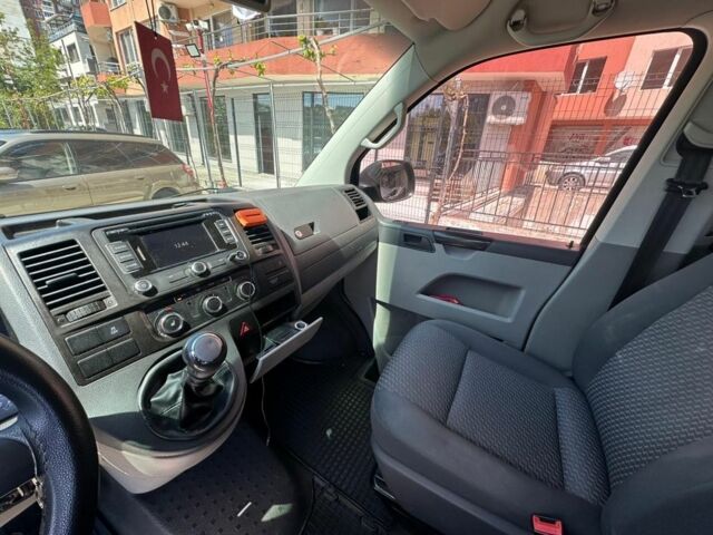 Черный Фольксваген Каравелла, объемом двигателя 2 л и пробегом 410 тыс. км за 15000 $, фото 5 на Automoto.ua