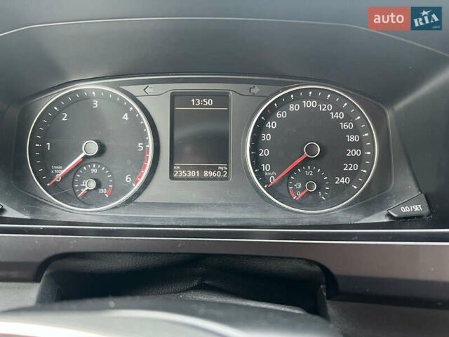 Черный Фольксваген Каравелла, объемом двигателя 2 л и пробегом 235 тыс. км за 31744 $, фото 2 на Automoto.ua