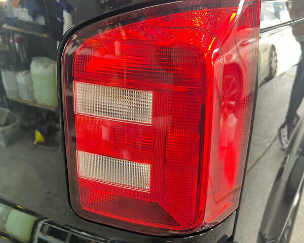 Черный Фольксваген Каравелла, объемом двигателя 2 л и пробегом 235 тыс. км за 31744 $, фото 10 на Automoto.ua