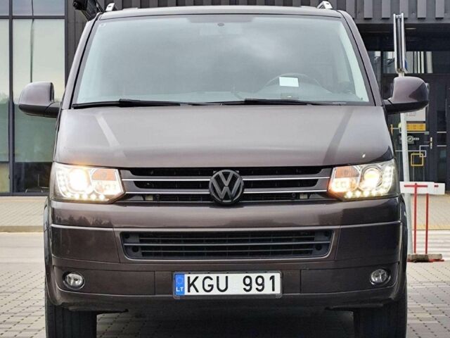 Коричневый Фольксваген Каравелла, объемом двигателя 2 л и пробегом 262 тыс. км за 10000 $, фото 1 на Automoto.ua