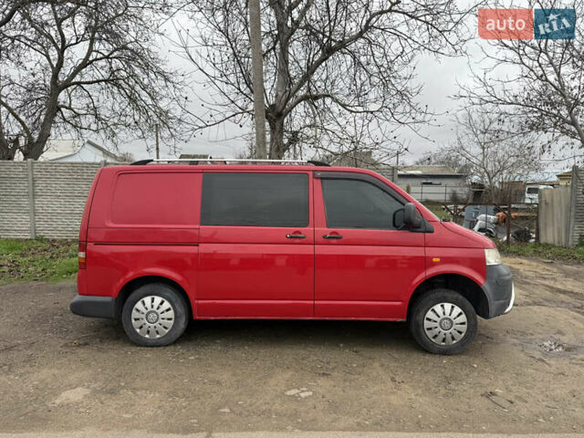 Красный Фольксваген Каравелла, объемом двигателя 2.5 л и пробегом 300 тыс. км за 4100 $, фото 2 на Automoto.ua