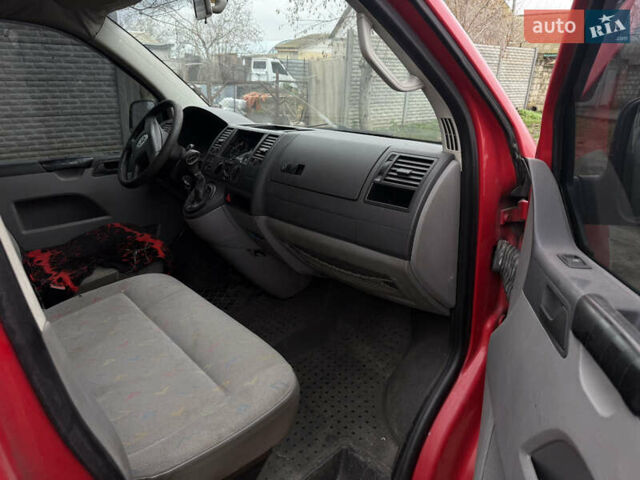 Красный Фольксваген Каравелла, объемом двигателя 2.5 л и пробегом 300 тыс. км за 4100 $, фото 6 на Automoto.ua