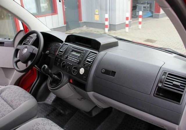 Красный Фольксваген Каравелла, объемом двигателя 0 л и пробегом 214 тыс. км за 9800 $, фото 6 на Automoto.ua