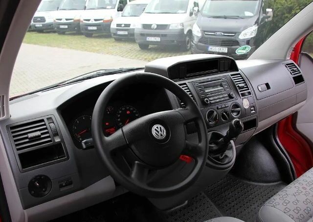 Красный Фольксваген Каравелла, объемом двигателя 0 л и пробегом 214 тыс. км за 9800 $, фото 3 на Automoto.ua