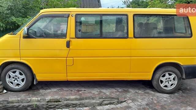 Желтый Фольксваген Каравелла, объемом двигателя 2.5 л и пробегом 460 тыс. км за 4000 $, фото 1 на Automoto.ua
