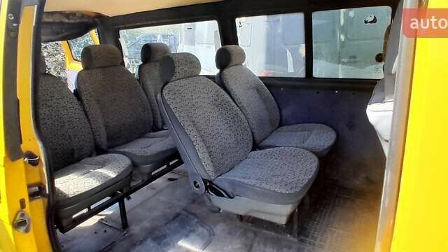 Желтый Фольксваген Каравелла, объемом двигателя 2.5 л и пробегом 460 тыс. км за 4000 $, фото 13 на Automoto.ua