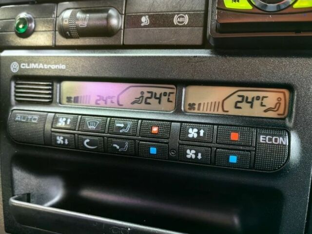 Серый Фольксваген Каравелла, объемом двигателя 2.5 л и пробегом 243 тыс. км за 2950 $, фото 15 на Automoto.ua