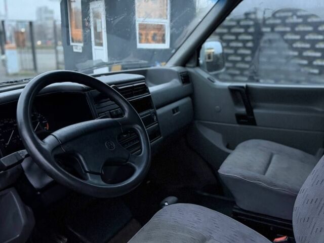 Серый Фольксваген Каравелла, объемом двигателя 0 л и пробегом 252 тыс. км за 2950 $, фото 6 на Automoto.ua