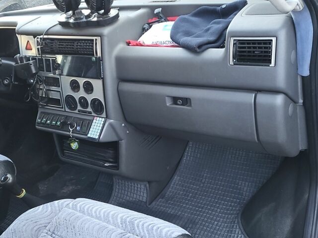 Серый Фольксваген Каравелла, объемом двигателя 2.5 л и пробегом 970 тыс. км за 4800 $, фото 4 на Automoto.ua