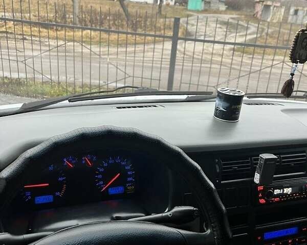 Серый Фольксваген Каравелла, объемом двигателя 2.5 л и пробегом 399 тыс. км за 13499 $, фото 5 на Automoto.ua