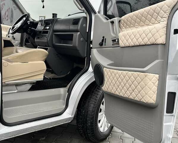 Серый Фольксваген Каравелла, объемом двигателя 2.5 л и пробегом 399 тыс. км за 13499 $, фото 6 на Automoto.ua