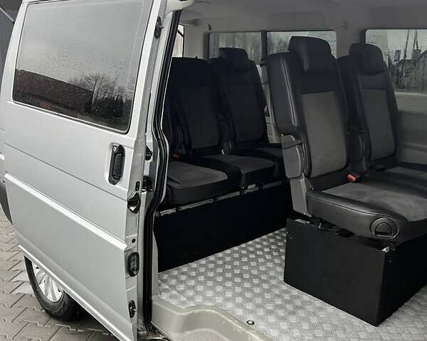 Серый Фольксваген Каравелла, объемом двигателя 2.5 л и пробегом 399 тыс. км за 13499 $, фото 1 на Automoto.ua