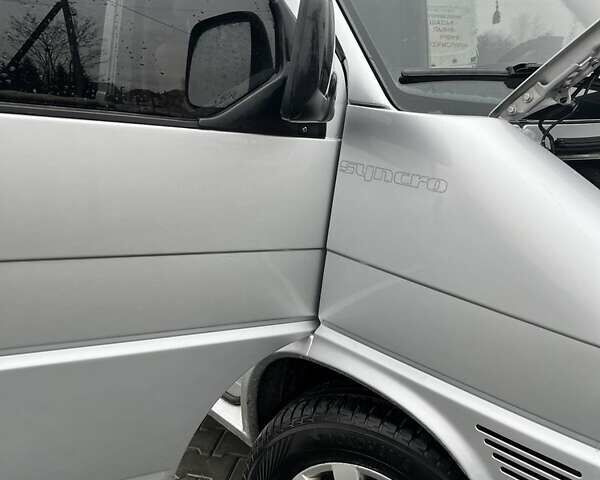 Серый Фольксваген Каравелла, объемом двигателя 2.5 л и пробегом 399 тыс. км за 13499 $, фото 3 на Automoto.ua