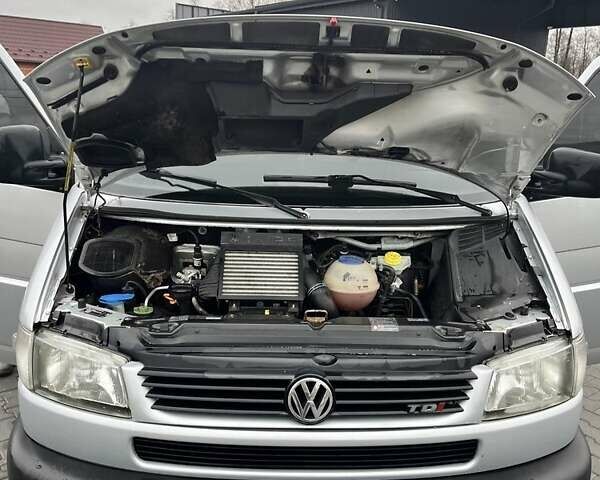 Серый Фольксваген Каравелла, объемом двигателя 2.5 л и пробегом 399 тыс. км за 13499 $, фото 2 на Automoto.ua