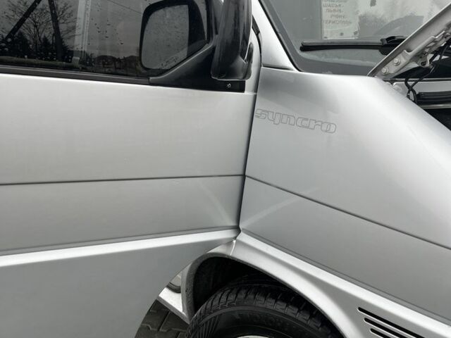 Серый Фольксваген Каравелла, объемом двигателя 2.5 л и пробегом 399 тыс. км за 13499 $, фото 4 на Automoto.ua