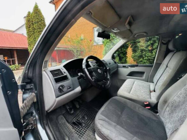 Серый Фольксваген Каравелла, объемом двигателя 2.46 л и пробегом 490 тыс. км за 9000 $, фото 3 на Automoto.ua