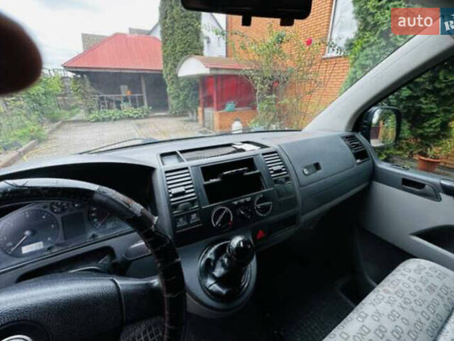 Серый Фольксваген Каравелла, объемом двигателя 2.46 л и пробегом 490 тыс. км за 9000 $, фото 5 на Automoto.ua