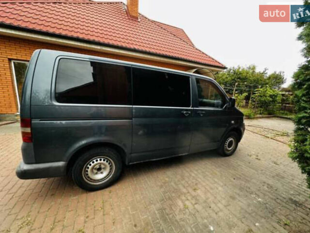 Серый Фольксваген Каравелла, объемом двигателя 2.46 л и пробегом 490 тыс. км за 9000 $, фото 1 на Automoto.ua