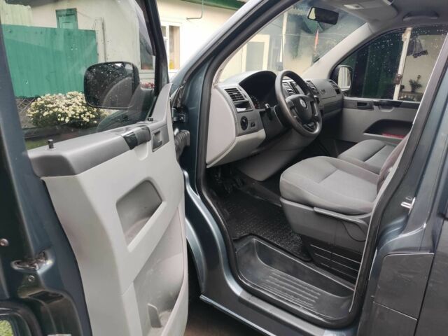 Серый Фольксваген Каравелла, объемом двигателя 2.5 л и пробегом 305 тыс. км за 11000 $, фото 1 на Automoto.ua