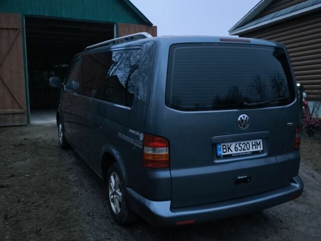 Серый Фольксваген Каравелла, объемом двигателя 2.5 л и пробегом 420 тыс. км за 9800 $, фото 2 на Automoto.ua