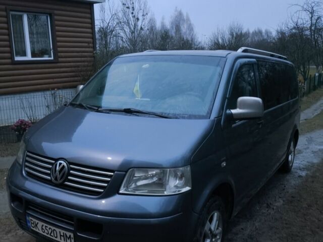 Серый Фольксваген Каравелла, объемом двигателя 2.5 л и пробегом 420 тыс. км за 9800 $, фото 1 на Automoto.ua